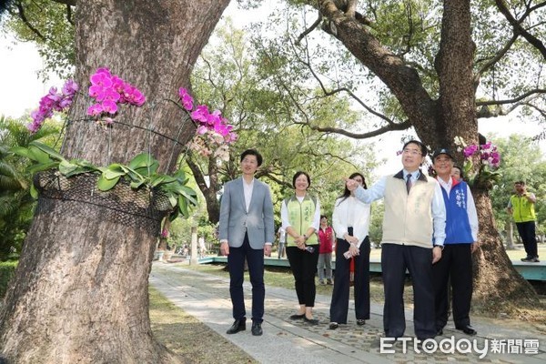 ▲台南市長黃偉哲與市議員尤榮智等人，特別造訪麻豆總爺藝文中心，感受隨處花香春意盎然的氣氛。（圖／記者林悅翻攝，下同）