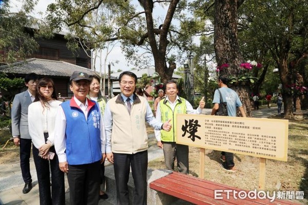 ▲台南市長黃偉哲與市議員尤榮智等人，特別造訪麻豆總爺藝文中心，感受隨處花香春意盎然的氣氛。（圖／記者林悅翻攝，下同）