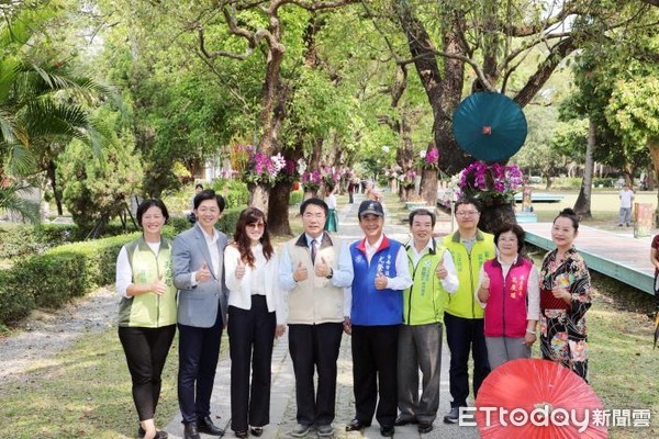 ▲台南市長黃偉哲與市議員尤榮智等人，特別造訪麻豆總爺藝文中心，感受隨處花香春意盎然的氣氛。（圖／記者林悅翻攝，下同）