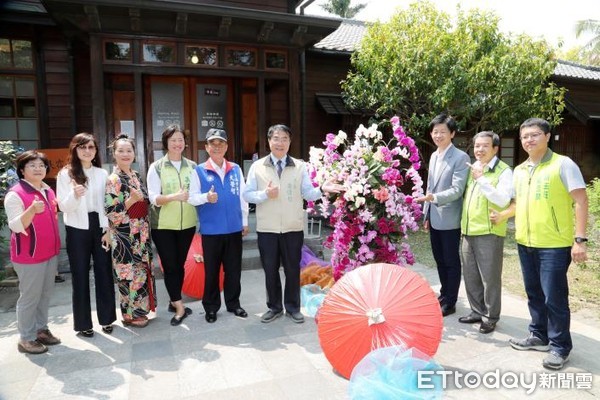 ▲台南市長黃偉哲與市議員尤榮智等人，特別造訪麻豆總爺藝文中心，感受隨處花香春意盎然的氣氛。（圖／記者林悅翻攝，下同）