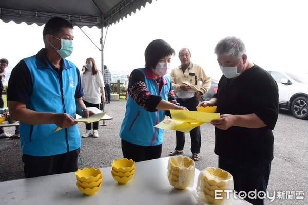 ▲▼吉安鄉長游淑貞致贈環保心燈給民眾，取代焚燒紙錢，響應環保愛地球。（圖／吉安鄉公所提供，下同）