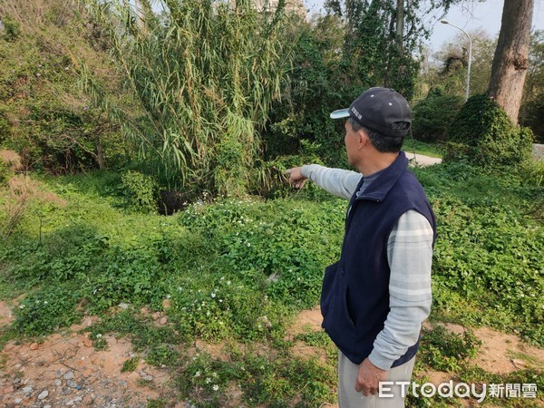 ▲金門山區被人亂丟棄動物遺體垃圾，居民貼公告怒罵：斷子斷孫             。（圖／記者金小雄攝）