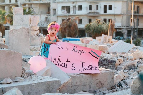 敘利亞女導演在戰火之中生下女兒，她四年內深入敘利亞戰區拍攝當地居民生活，直擊戰亂瓦礫下的日常人生。（海鵬提供）