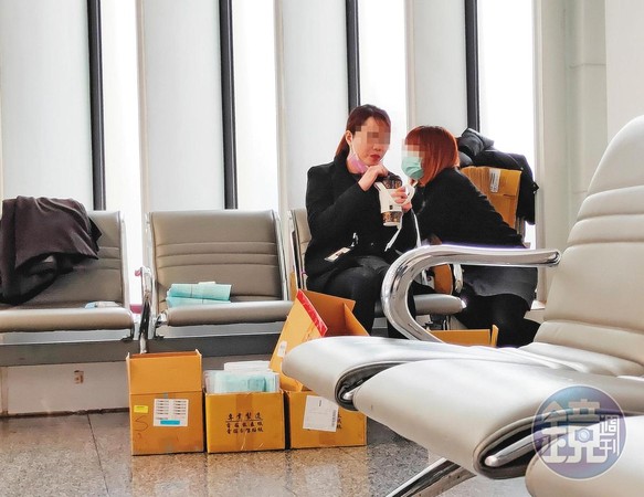 本刊直擊，移工填寫完的預付卡申請單被放在紙箱內，數量龐大。