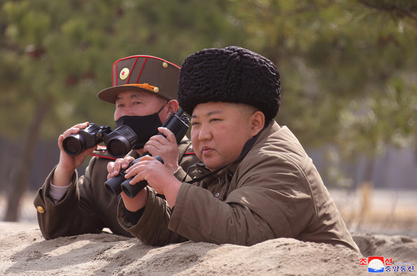 ▲▼1月試射2次！　金正恩趴沙丘大讚滿意：砲兵威力就是北韓軍隊的威力。（圖／路透）