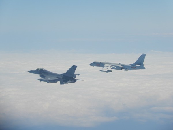 ▲國軍公佈2020年2月9日F-16A監控解放軍的轟6K。（圖／國防部）