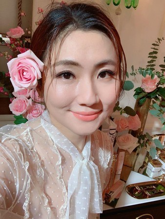 廠商將Selina在臉書貼出手中拿銅鑼燒的照片，P圖變成「祛疤膏」，宣稱Selina用了除疤產品痊癒變美。（翻攝自Selina臉書）