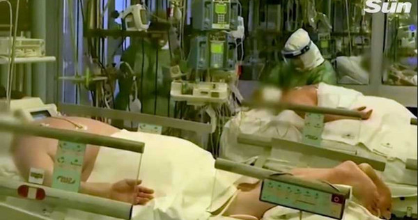 有媒體曝光義大利醫院治療新冠肺炎重症患者的畫面，鏡頭下的患者上半身赤裸，接受醫護治療。（圖／翻攝英國《太陽報》）