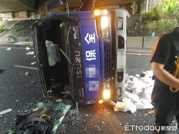 ▲▼國道三號運鈔車車禍，現金散落一地。（圖／記者黃彥傑翻攝）