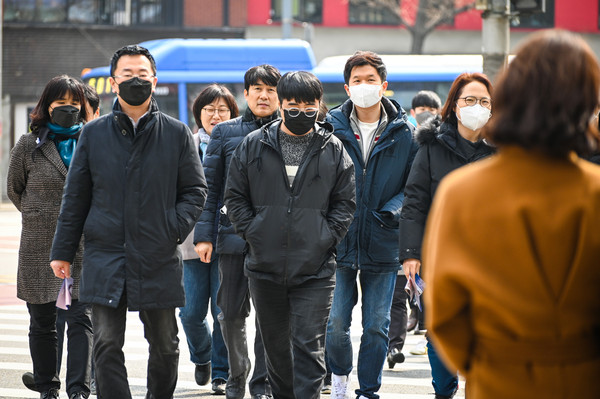 ▲▼ 午休時間外出吃午餐的首爾上班族都戴上口罩。（圖／達志影像）