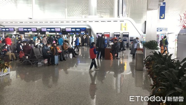 ▲▼滯留湖北470位台灣民眾抵達武漢天河機場，等待值機。（圖／受訪者提供）