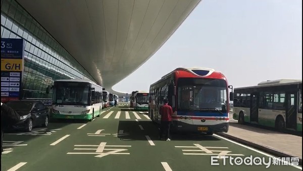 ▲▼滯留湖北民眾搭乘巴士，抵達武漢天河機場。（圖／受訪者提供）
