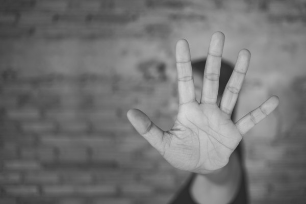 ▲▼示意圖,社會,暴力,虐童,焦慮,孩子,手,害怕,表達,恐懼,童年,鬱悶,孤立,無辜,玩具,絕望,濫用,哭。（圖／123RF）