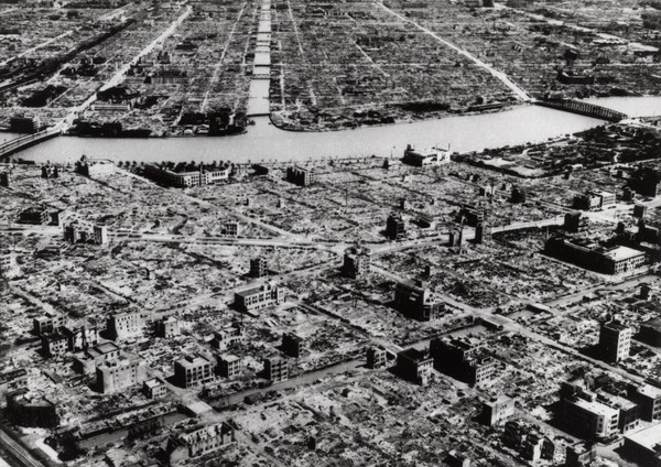 ▲▼圖為1945年3月9日，東京一處工業區；同年的3月10日發生東京大轟炸。（圖／達志影像／美聯社）