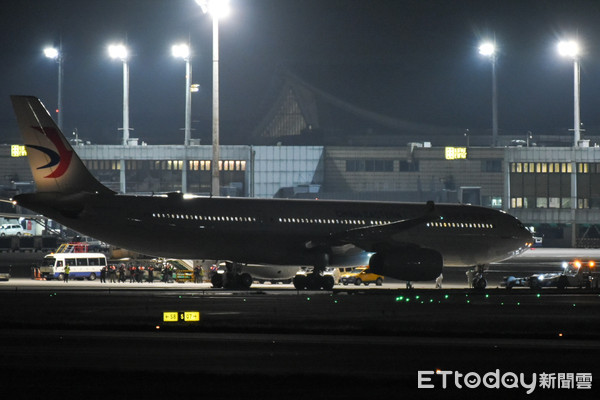 ▲武漢台商專機返台，東方航空班機降落。（圖／記者林敬旻攝）