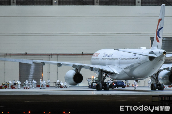 ▲武漢台商專機返台，東方航空班機進入機棚檢疫。（圖／記者林敬旻攝）