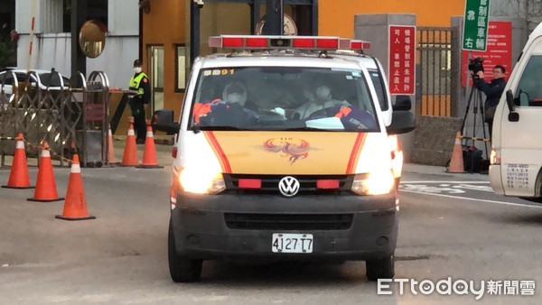 武漢台商專機返台，東航班機救護車駛離。（圖／記者邱中岳攝）