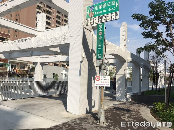 ▲台南「河樂廣場」違規停車等交通問題，台南市警二分局交通組積備勸導取締違規停車，並派員設置臨時告示牌，公告請民眾機車不要駛入違停，交通局也劃設停車格位。（圖／記者林悅翻攝，下同）