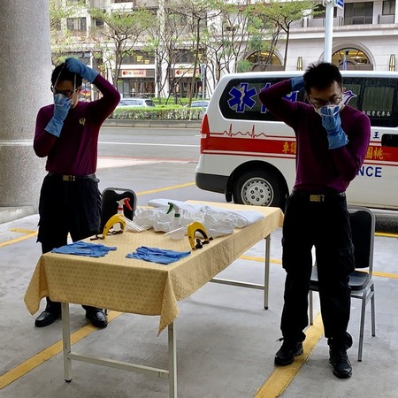 ▲桃園消防局再度出任務，後送武漢包機