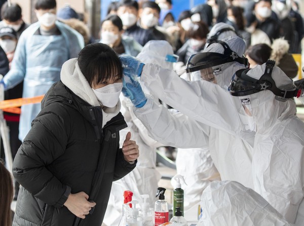 ▲▼南韓首爾九老區市民接受篩檢。（圖／達志影像）