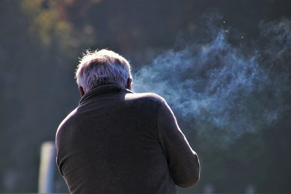 ▲抽菸，吸菸，老人，肺癌，癌症，健康，男人。（圖／pixabay）