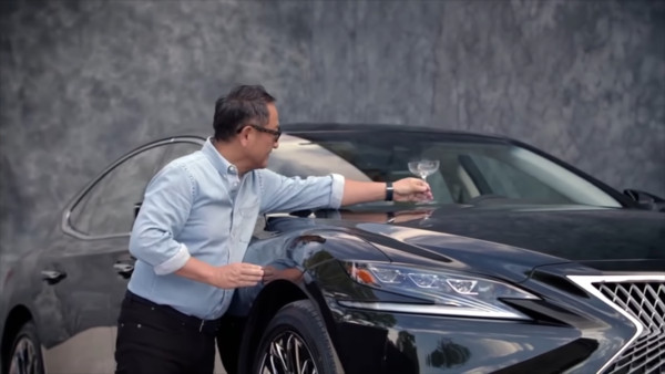 ▲TOYOTA社長豐田章男重現30年前經典香檳杯廣告。（圖／Youtube－Lexus Of Route 10）