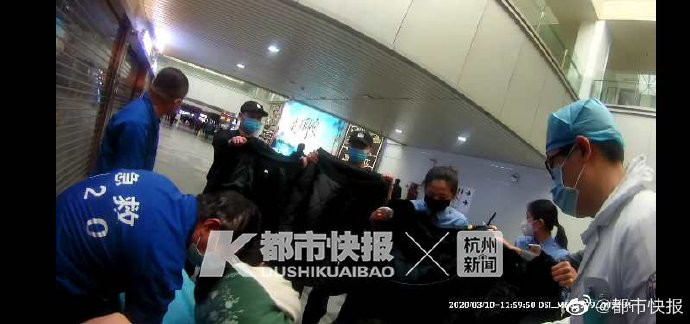 ▲▼孕婦於杭州火車站內，順利站著產下男嬰。（圖／翻攝微博）