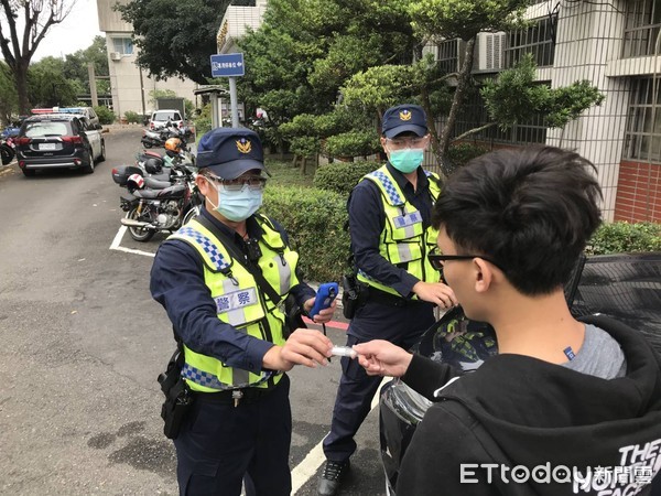 ▲玉井分局配合台南市各分局同步在日間實施取締酒後駕車勤務，由於此次取締酒駕員警裝備與平常不同，引起路過民眾的好奇。 （圖／記者林悅翻攝）