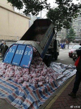 ▲▼武漢一社區管委會用垃圾車載運平價肉等物資。（圖／翻攝自微博）