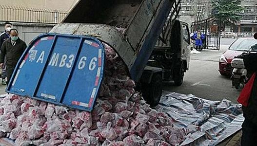 ▲▼武漢一社區管委會用垃圾車載運平價肉等物資。（圖／翻攝自微博）