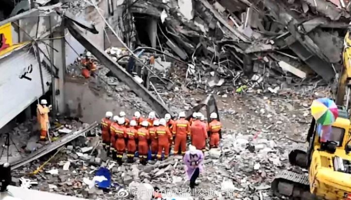 ▲▼ 救援人員對遺體默哀。（圖／翻攝自微博）