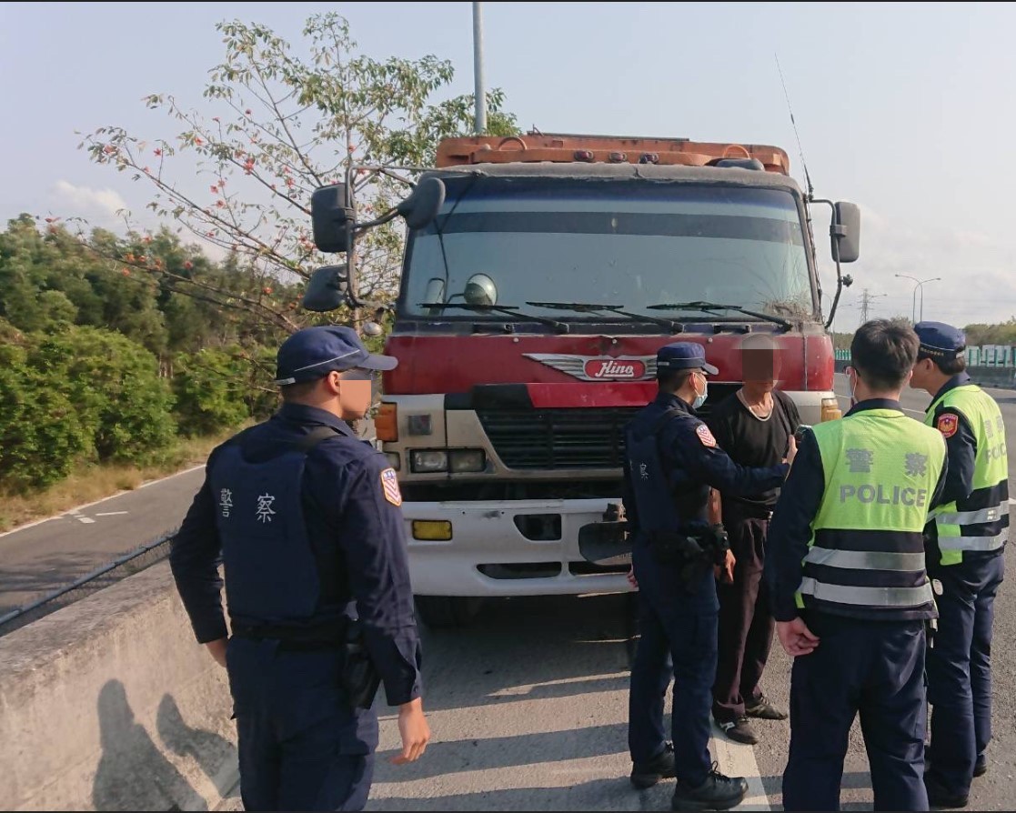 ▲▼ETC紀錄未懸掛車牌車輛行駛高速公路畫面，警方當場查緝。（圖／高公局提供）