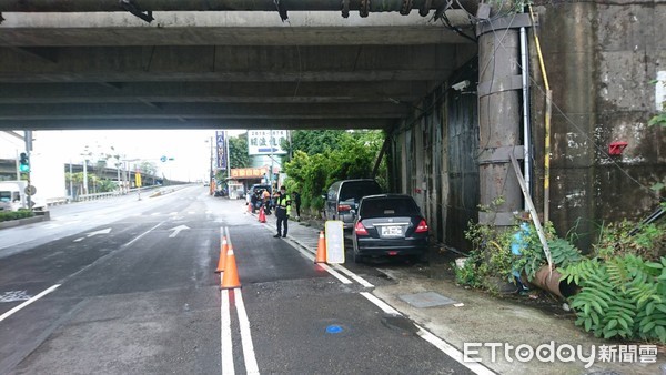 ▲▼日前桃園改裝車連夜襲擊淡水，蘆洲警在要道龍米路攔查開單。（圖／記者陳豐德翻攝）