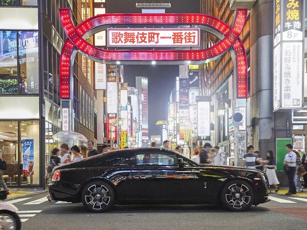 新加坡攝影師Darren Chen鏡頭下在東京街頭的Wraith Black Badge。