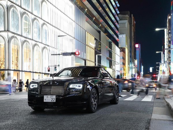 日本攝影師YOSHIFUMI OGAWA鏡頭下在東京街頭的Wraith Black Badge。