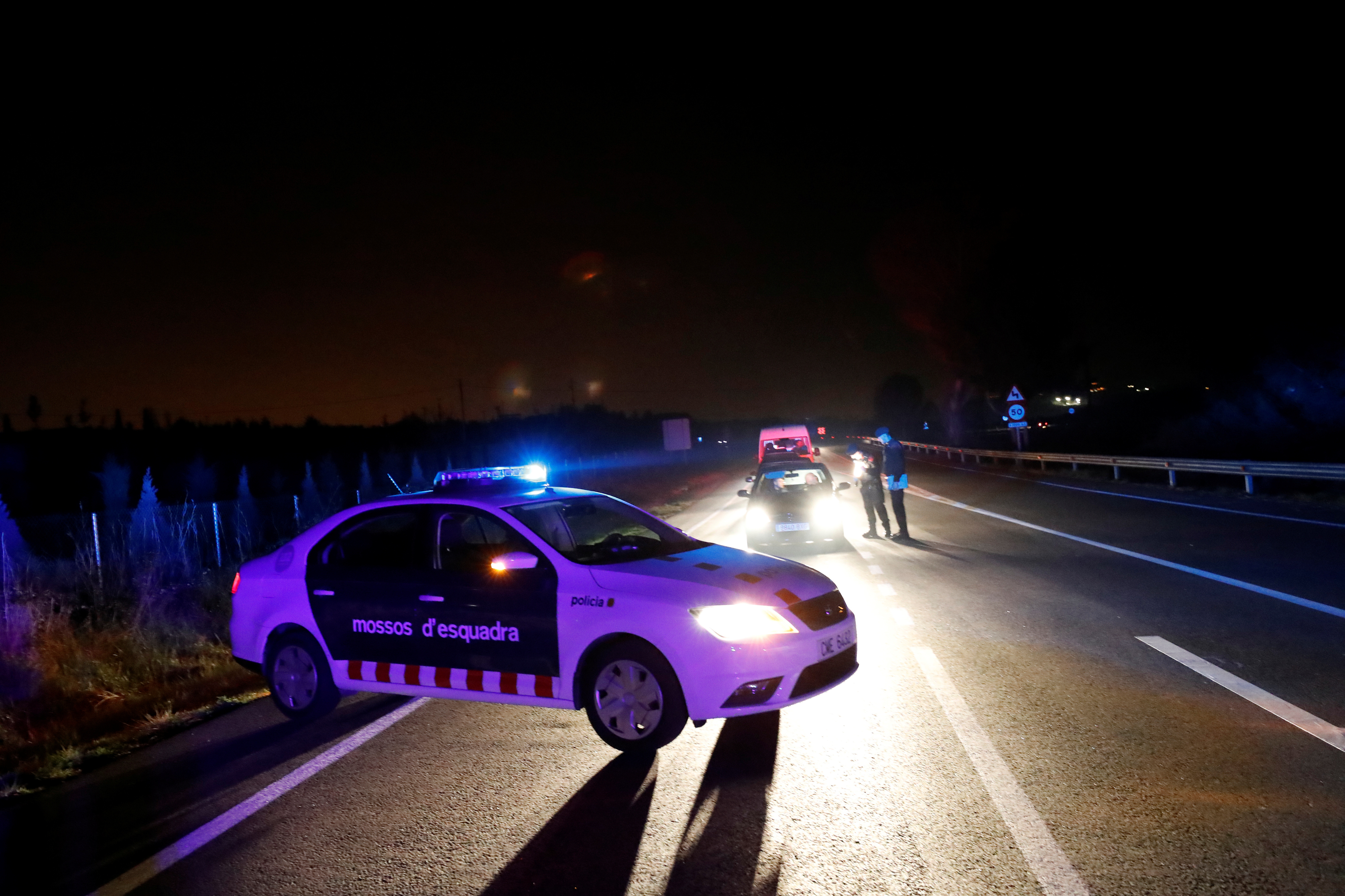▲▼西班牙北部4村於GMT時間12日晚間11點封鎖後，警方在各路口進行管制。（圖／路透）