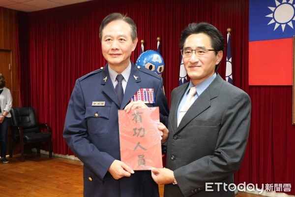 ▲台南市警局局長周幼偉，頒發「周哥鐵馬」獎，獎勵偵破重大社會矚目案件辛苦警察人員。（圖／記者林悅翻攝，下同）