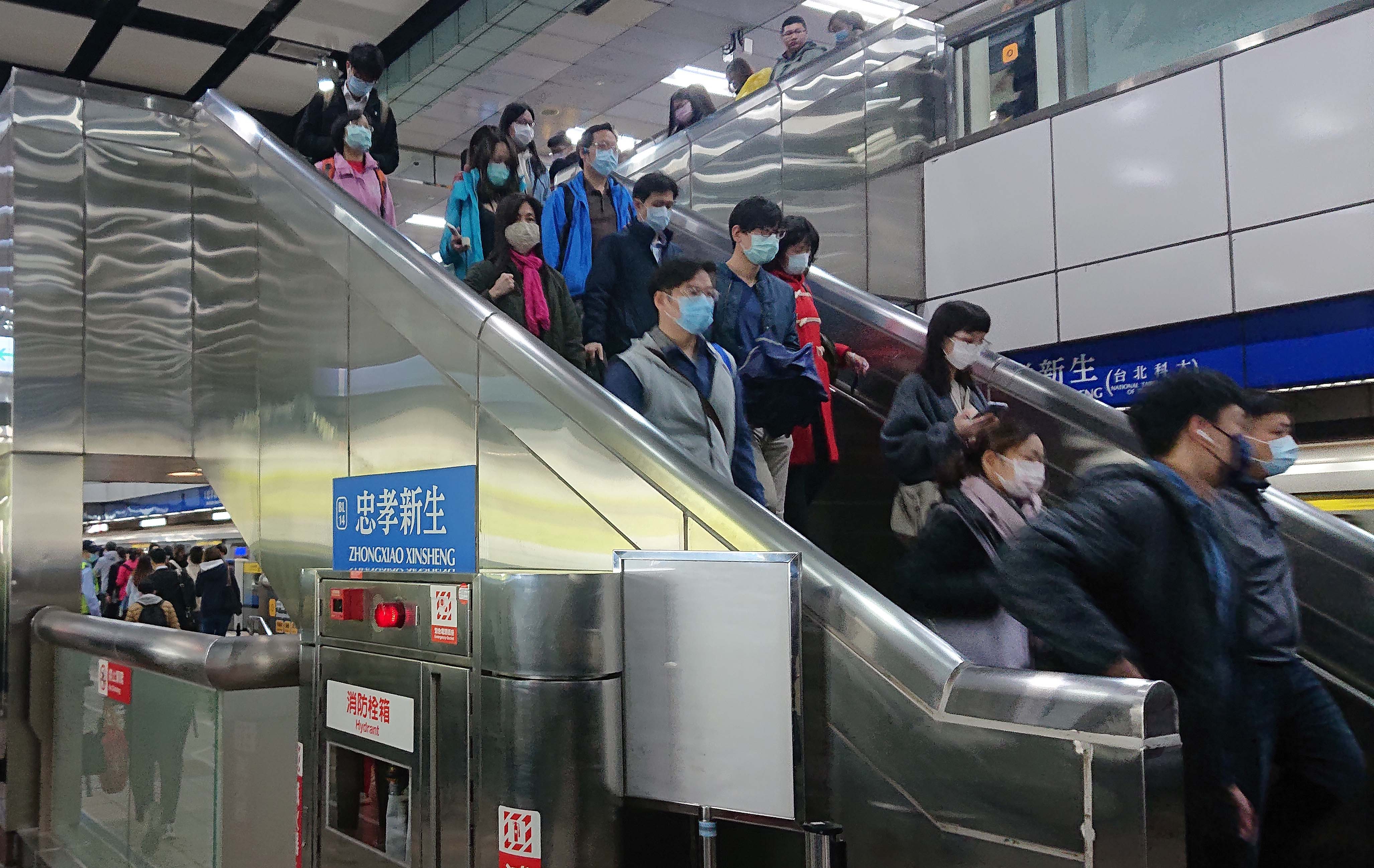 ▲▼新冠肺炎 防疫 捷運站 上班族 口罩。（圖／記者屠惠剛攝）