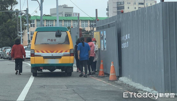 ▲1輛安親班娃娃車因駕駛操作不慎爆衝，將路過1名學童捲入車底。（圖／記者黃孟珍翻攝）