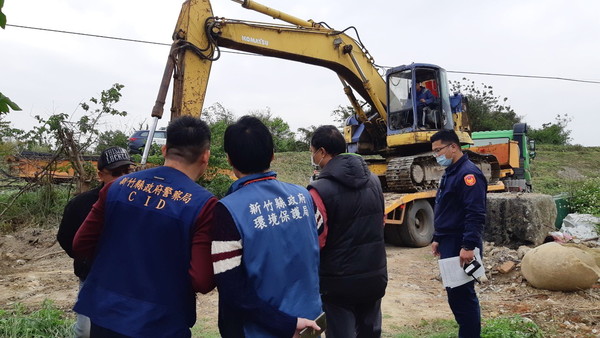 ▲營建廢棄物隨便丟　檢警環平台發威！查扣怪手、行為人送辦。（圖／新竹縣政府提供）