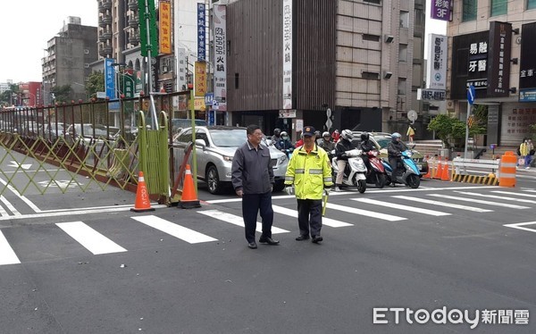 ▲桃園捷運綠線地下段工程14日晚間8時起開工，桃園警分局分局長黃炳訓（左）13日上午在施工地點勘察。（圖／記者沈繼昌翻攝）