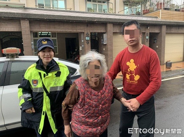 ▲員警將吳姓老婦平安送返家。（圖／大園警分局提供）