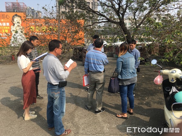 ▲台南市安平區永華路二段及健康二街處，有犬隻危及民眾安全，台南市農業局動保處邀集土地管理單位國有財產署及教育部人員前往會勘要求遷移。（圖／記者林悅翻攝，下同）