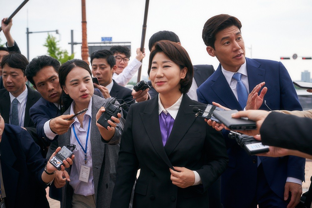 ▲▼ 《政客誠實中》羅美蘭劇中飾演國會議員候選人，撞臉林俊傑。（圖／車庫娛樂提供）