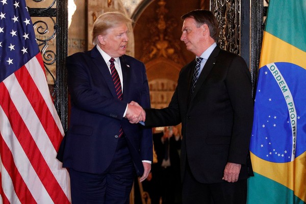 ▲▼巴西總統波索納洛與美國總統川普握手。（圖／路透）