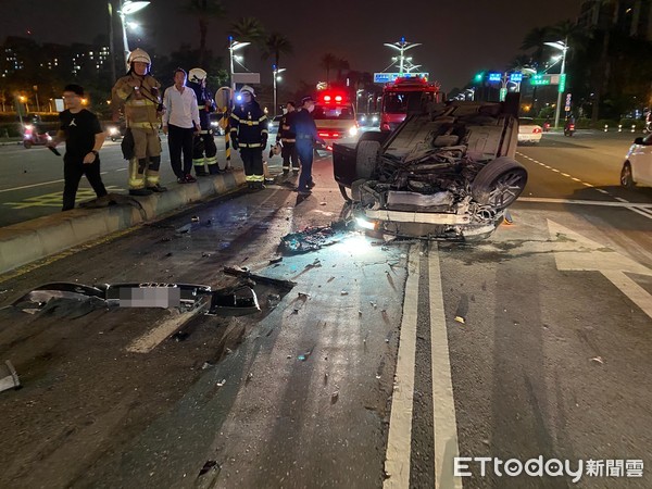 ▲▼奧迪深夜翻車。（圖／記者吳奕靖翻攝）