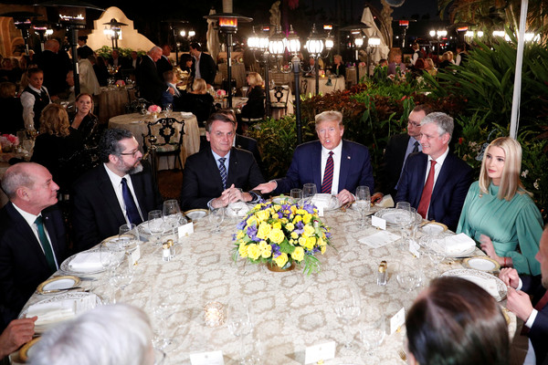 ▲▼美國總統川普（Donald Trump）與巴西總統波索納洛（Jair Bolsonaro）在佛州海湖莊園共進晚餐，同桌有官員確診新冠肺炎。（圖／路透）