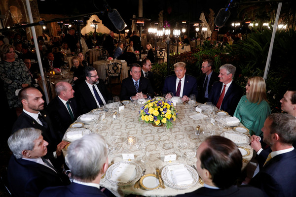 ▲▼美國總統川普（Donald Trump）與巴西總統波索納洛（Jair Bolsonaro）在佛州海湖莊園共進晚餐，同桌至少4名官員確診新冠肺炎。（圖／路透）