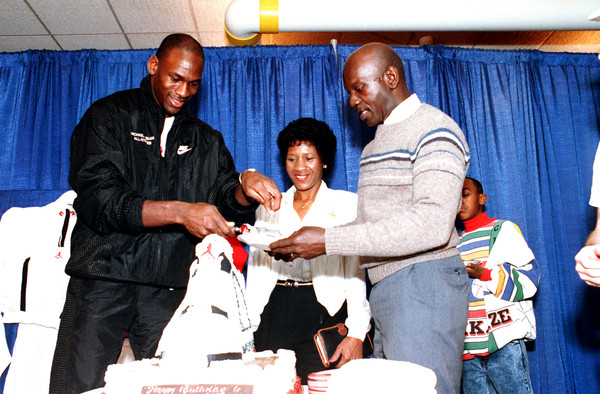 ▲喬丹(Michael Jordan)26歲生日,跟父親詹姆斯(James Jordan)一同切蛋糕。(圖/達志影像/美聯社)
