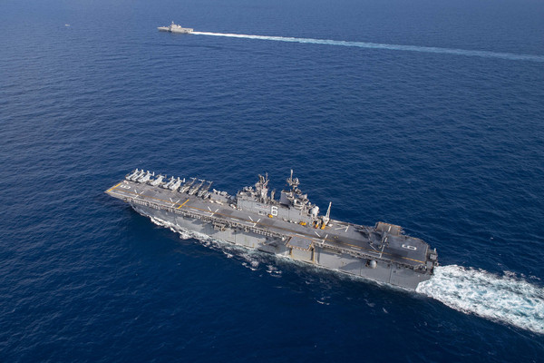 ▲▼美國海軍的「美利堅號」（USS America LHA-6）兩棲突擊艦、「吉佛茲號」（USS Gabrielle Giffords LCS-10）在南海航行。（圖／美國太平洋艦隊）